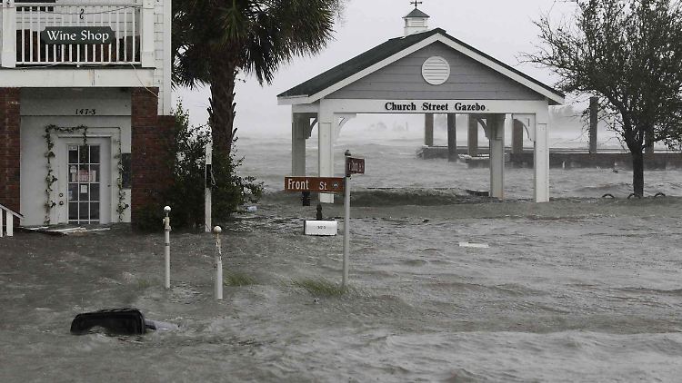 Wassermassen überschwemmen die Front Street in der Innenstadt von Swansboro in North Carolina.
