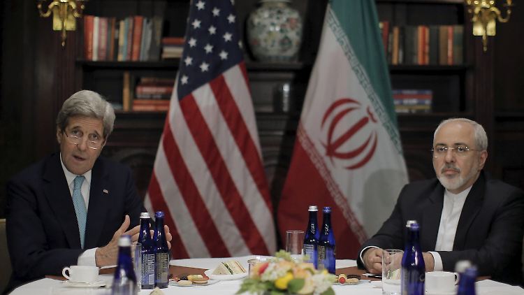 John Kerry trifft sich 2016 in New York als US-Außenminister mit seinem iranischen Amtskollegen Dschawad Sarif.