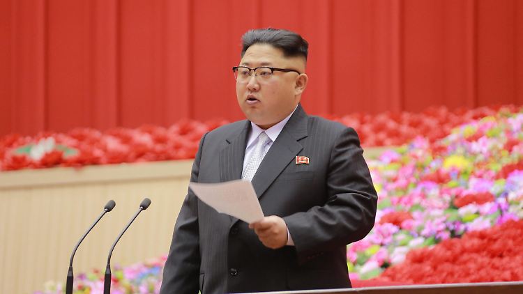 Der nordkoreanische Machthaber Kim Jong Un hält eine Rede.