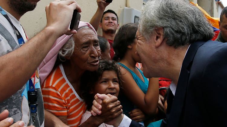 OAS-Generalsekretär Almagro spricht mit venezolanischen Flüchtlingen in Kolumbien.