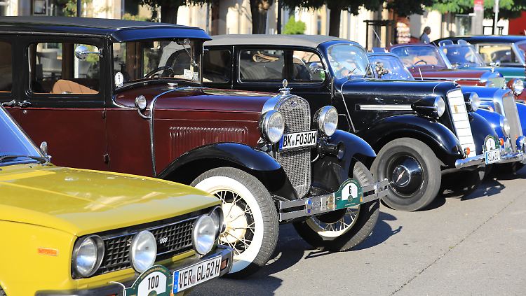 Fahrzeuge auf dem Alten Markt in Magdeburg.