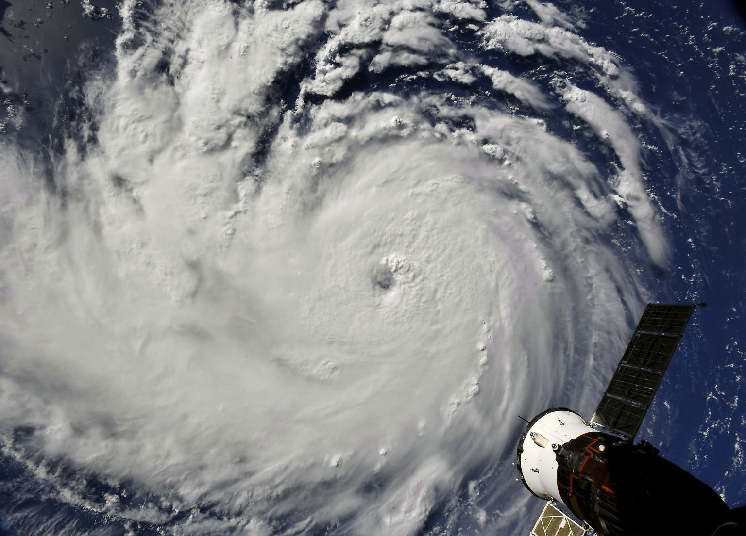Er kam, um zu lange bleiben: Der Wirbelsturm "Florence" gießt derzeit, begleitet von heftigem Wind, historische Wassermengen über die Südostküste der USA.
