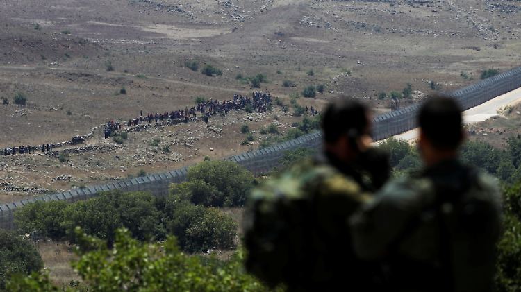 Ausgesperrt? Syrische Soldaten beobachten die andere Seite der Grenze.