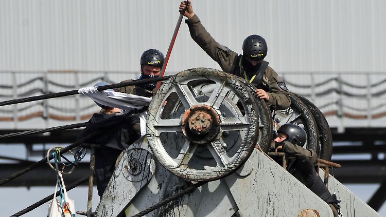 Einige Aktivisten haben sich an einen Bagger festgekettet. Sie wollen den Hambacher Forst nicht kampflos aufgeben.