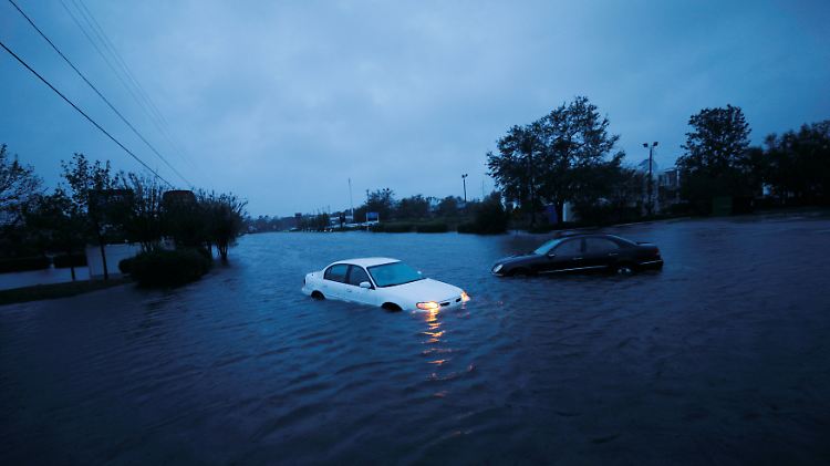 Verlassene Autos in den Fluten an der Ostküste.