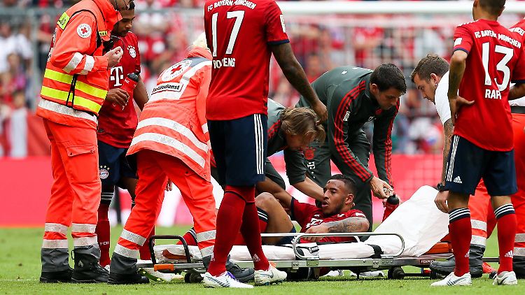 Aufgrund einer Knieverletzung muss Correntin Tolisso schon in der ersten Halbzeit ausgewechselt werden.