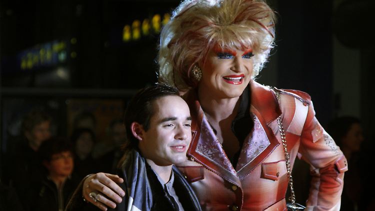 Dragqueen Olivia Jones und der ehemalige "DSDS"-Kandidat Daniel Küblböck zusammen auf dem roten Teppich.