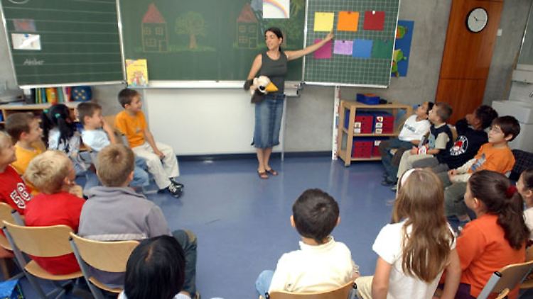 Lehrer, die in der Schule häufig keinen ordentlichen Arbeitsplatz für Vorbereitungen und Korrekturen haben, können künftig den heimischen Schreibtisch in Abzug bringen.