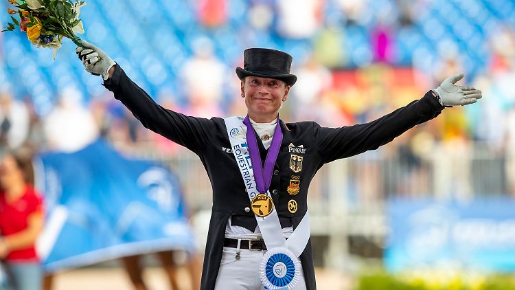 Werth bei der Siegerehrung im Grand Prix Special mit ihrer zweiten Goldmedaille.