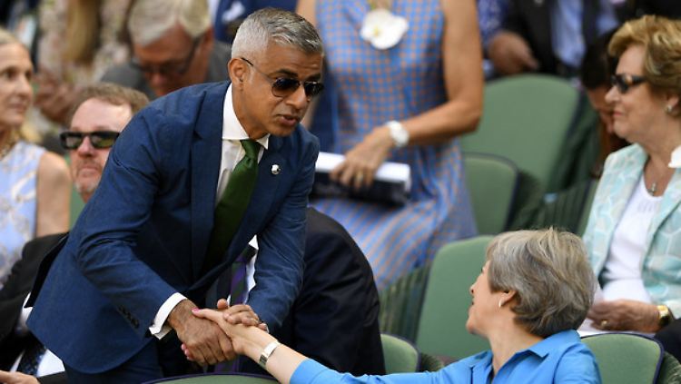 Sadiq Khan (hier im Juli 2018 mit Theresa May in Wimbledon) ist seit 2016 Bürgermeister in London. 