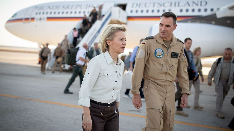 Ursula von der Leyen auf dem Luftwaffenstützpunkt im jordanischen Al Azraq.