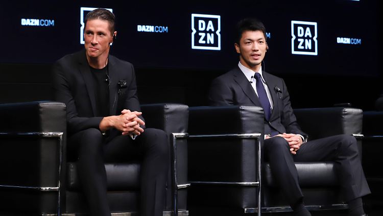 DAZN-Event in Tokio mit Spaniens Fußballstar Fernando Torres (links) und Box-Champion Ryota Morata aus Japan.