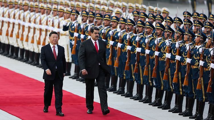 Während die OAS bereits mit einer Militäraktion zu seinem Sturz liebäugelt, wird Maduro in China mit allen Ehren als Staatsgast empfangen.