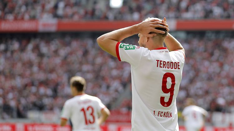 Simon Terodde kann es nicht fassen - Gegner Paderborn siegt in Köln.