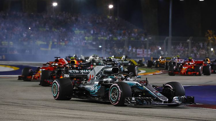 Lewis Hamilton feiert in Singapur einen Start-Ziel-Sieg.