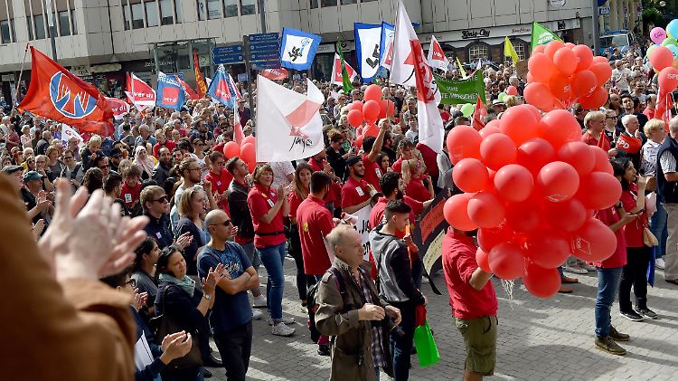 In Gelsenkirchen gehen Tausende auf die Straße. Ihr Motto: "Menschenrechte statt Rechter Hetze".