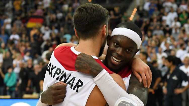 Deutschlands Ismet Akpinar (l.) und Dennis Schröder freuen sich über ihren Sieg.