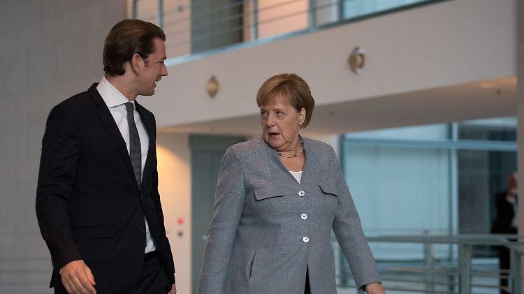 Merkel und Kurz auf dem Weg zum gemeinsamen Statement vor ihren Gesprächen.