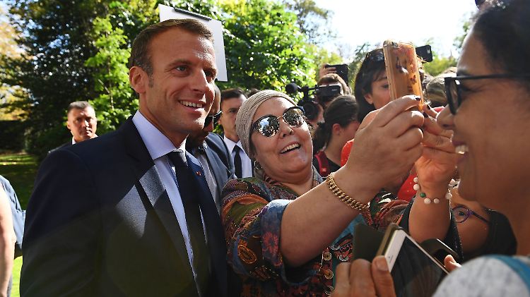 Frankreichs Staatschef Emmanuel Macron gibt sich beim "Tages des offenen Denkmals" im Élyséepalast ganz volksnah.