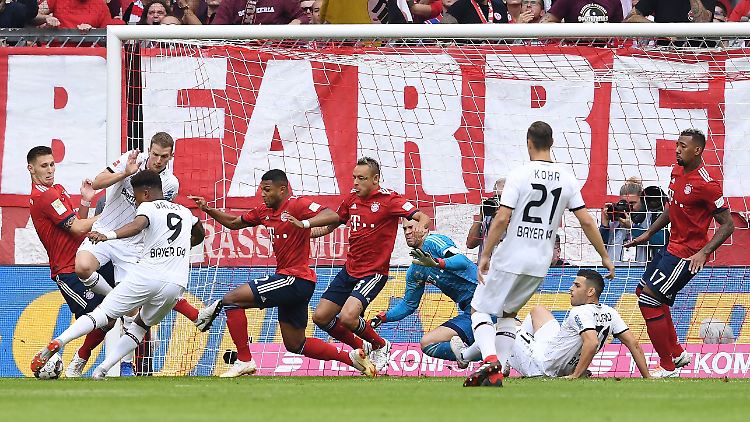 Durcheinander im Bayern-Strafraum - und dann nochmal von vorne: Volland tritt seinen Elfmeter gegen Neuer viel zu hastig.