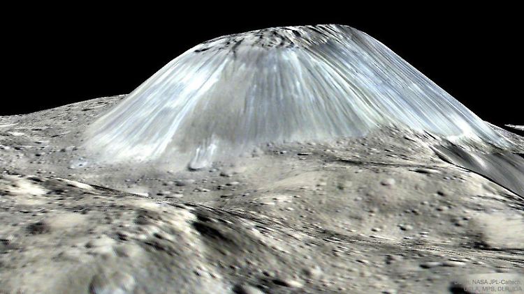 Eisvulkan Ahuna Mons auf Ceres.