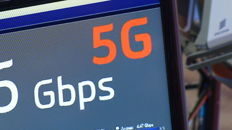 Mit 5G sollen die deutschen Haushalte mit einer Datengeschwindigkeit von mindestens 100 Megabit pro Sekunde im Download versorgt werden.