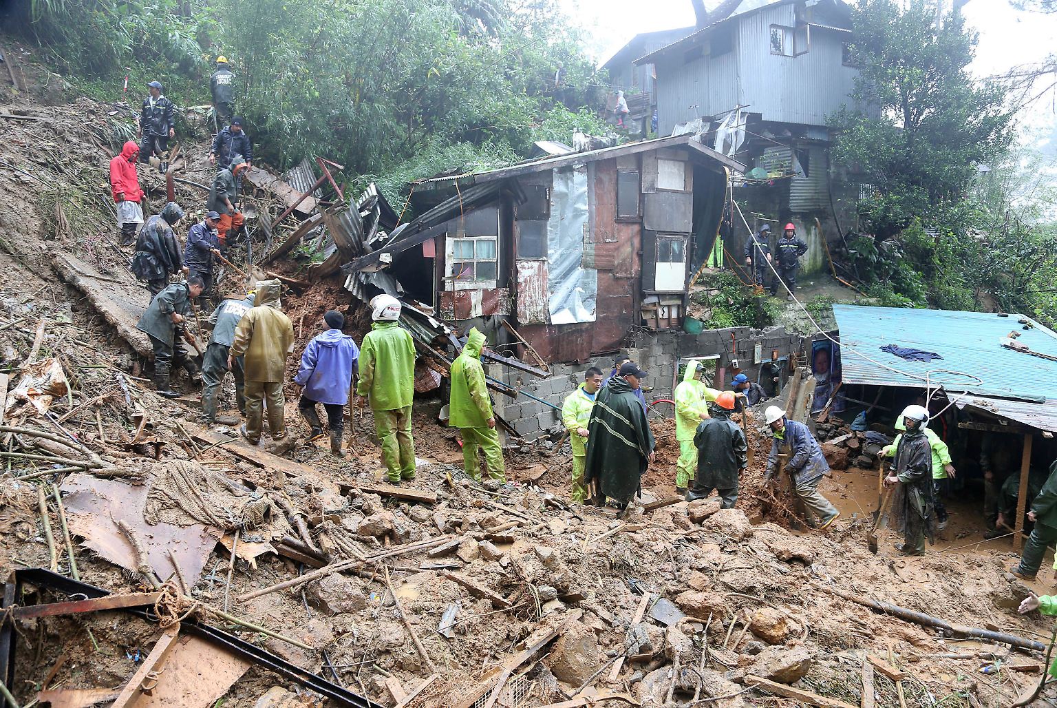 Unter Schlamm und Schutt suchen Rettungsteams im Norden der Philippinen nach Dutzenden Opfern von Taifun "Mangkhut". 