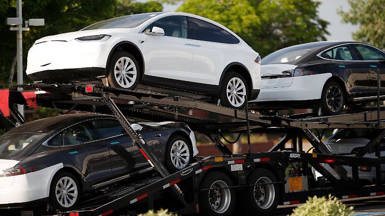 Obwohl Tesla eigenen Angaben zufolge seine Produktionsziele erreicht, kommen noch nicht alle Neuwagen bei den Kunden an. 