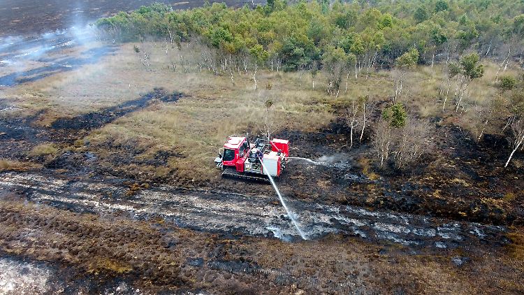 Mittlerweile kann die Löschraupe eingesetzt werden und den Brand löschen.
