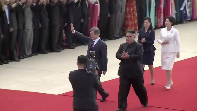 Moon Jae In (l.) und Kim Jong Un winken in die Menge, dahinter die Ehefrauen der beiden. 