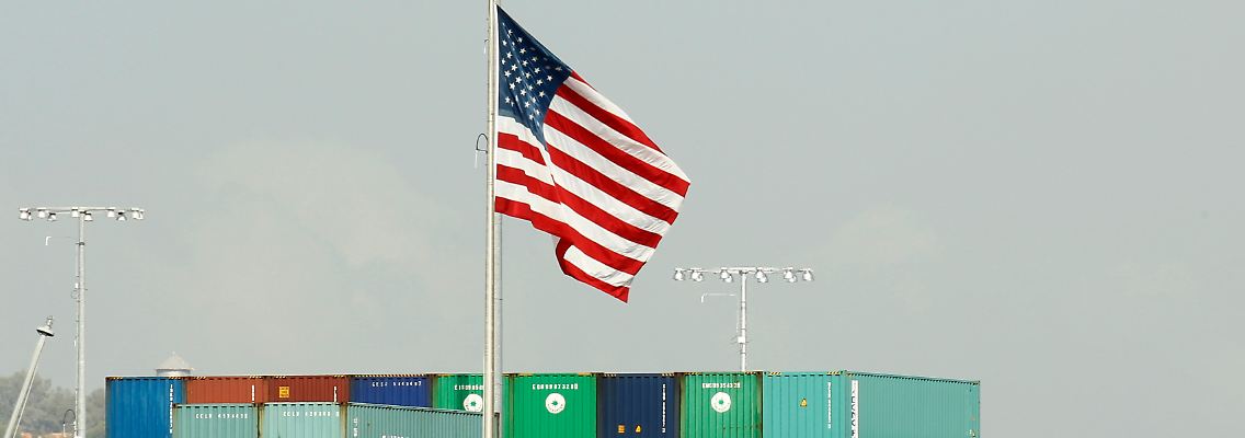 Ein schwerer Schlag für den Welthandel: Donald Trump türmt zwischen den beiden weltgrößten Wirtschaftsmächten hohe Hürden auf.