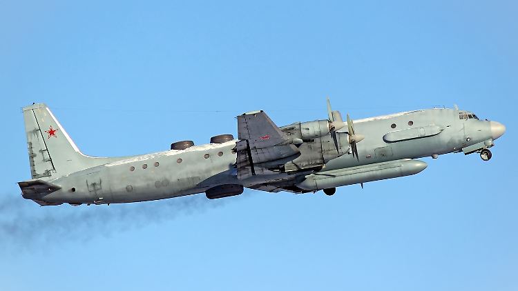 Elektronischer Seefernaufklärer vom Typ Il-20 beim Start: Russland vermisst eine Maschine über dem Mittelmeer (Archivbild).