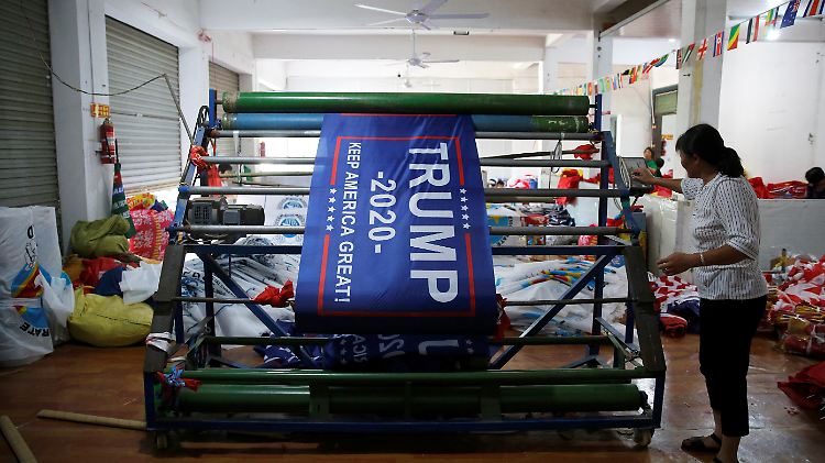 Umstrittener China-Export: Auch die Fahnen und Banner dieser chinesischen Textilfabrik für die Wiederwahlkampagne des US-Präsidenten würden von Trumps neuen Zöllen betroffen sein. 