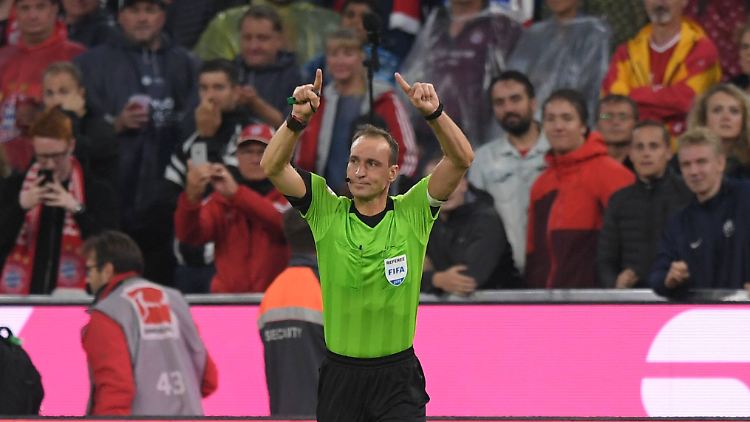 Der Schiedsrichter in der B-Klasse eignete sich kurzerhand das aus der Bundesliga (hier im Spiel des FC Bayern gegen Hoffenheim) bekannte Handzeichen für den Videobeweis an.