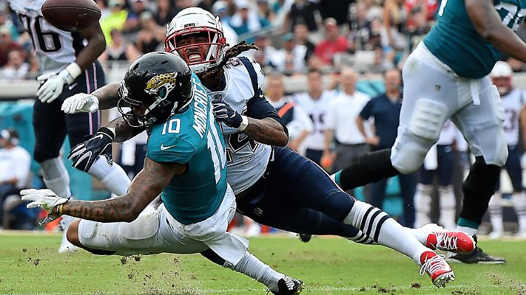 Das Team für die Erfolgsfans: Stephon Gilmore von den New England Patriots fängt einen Pass auf Donte Moncrief von den Jacksonville Jaguars ab.