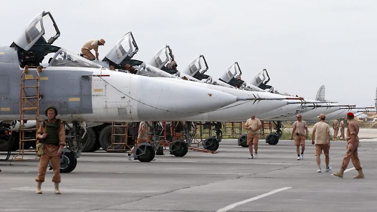 Russisches Militärkontingent in Syrien auf der Basis Hmeimim: Der kurzfristig angekündigte Luftschlag kostet 15 Russen das Leben.