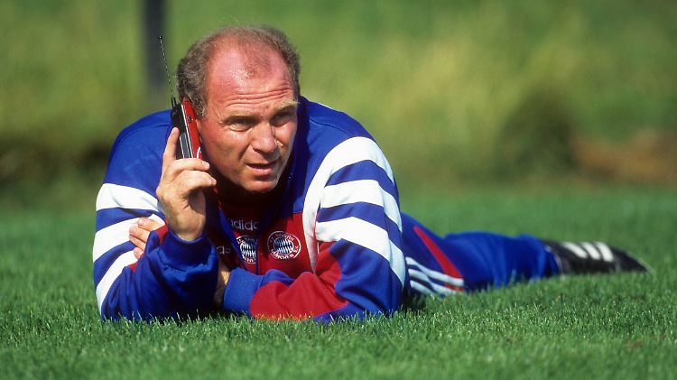 Hallohallo? Uli Hoeneß im März 1993.
