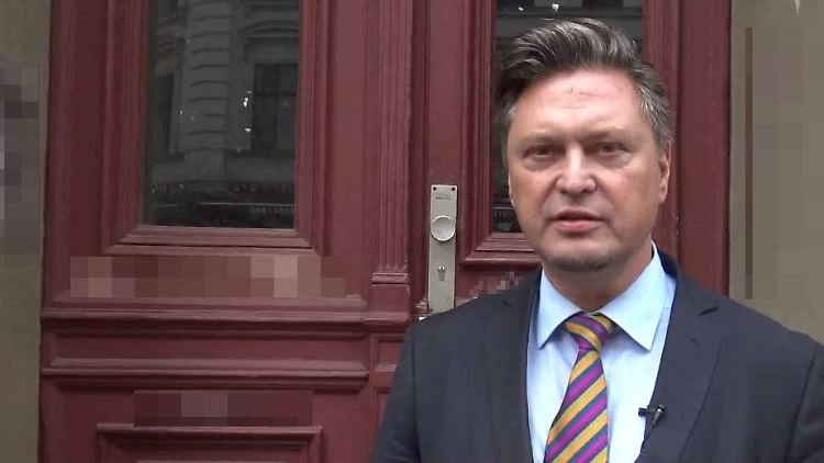 Der Abgeordnete Frank-Christian Hansel will den Produzenten einen Hausbesuch abstatten. Dabei filmt er Adresse und Namen gleich mit.