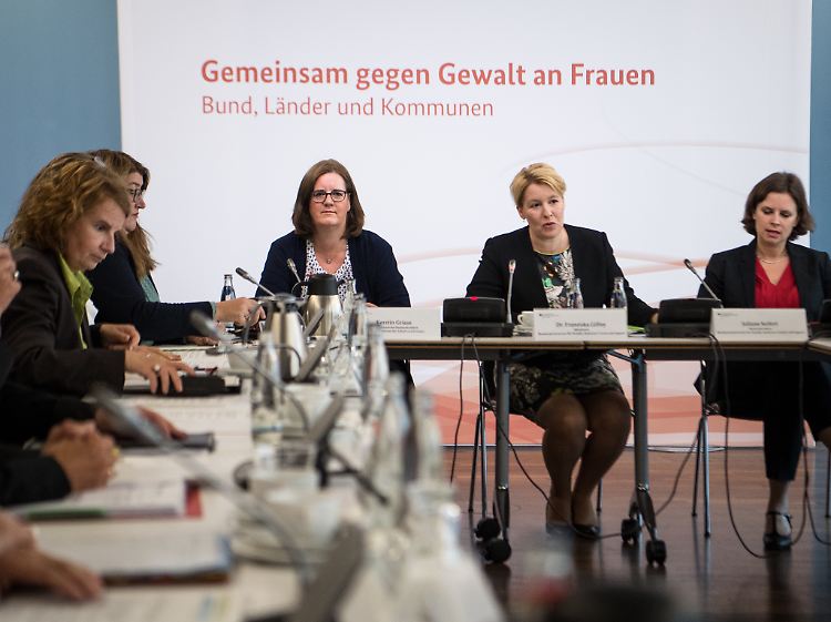 Franziska Giffey (2.v.r.), Bundesministerin für Familie, Senioren und Frauen, eröffnete den Runden Tisch in Berlin.