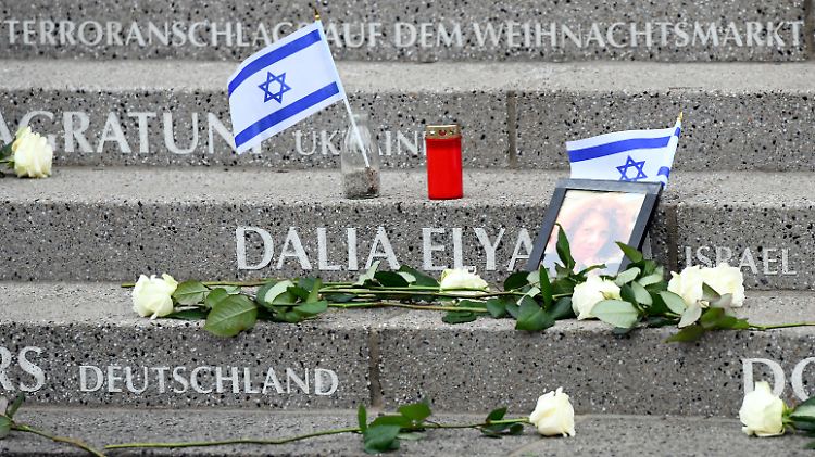 An der Berliner Gedächtniskirche erinnert ein Mahnmal an die Opfer des Anschlags.
