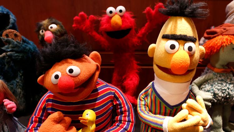 Ernie und Bert und ein paar "Sesamstraße"-Freunde im Hintergrund.