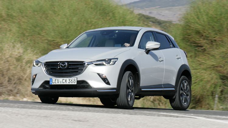Die Front des Mazda CX-3 ist markanter geworden und kann mit LED-Scheinwerfern glänzen.