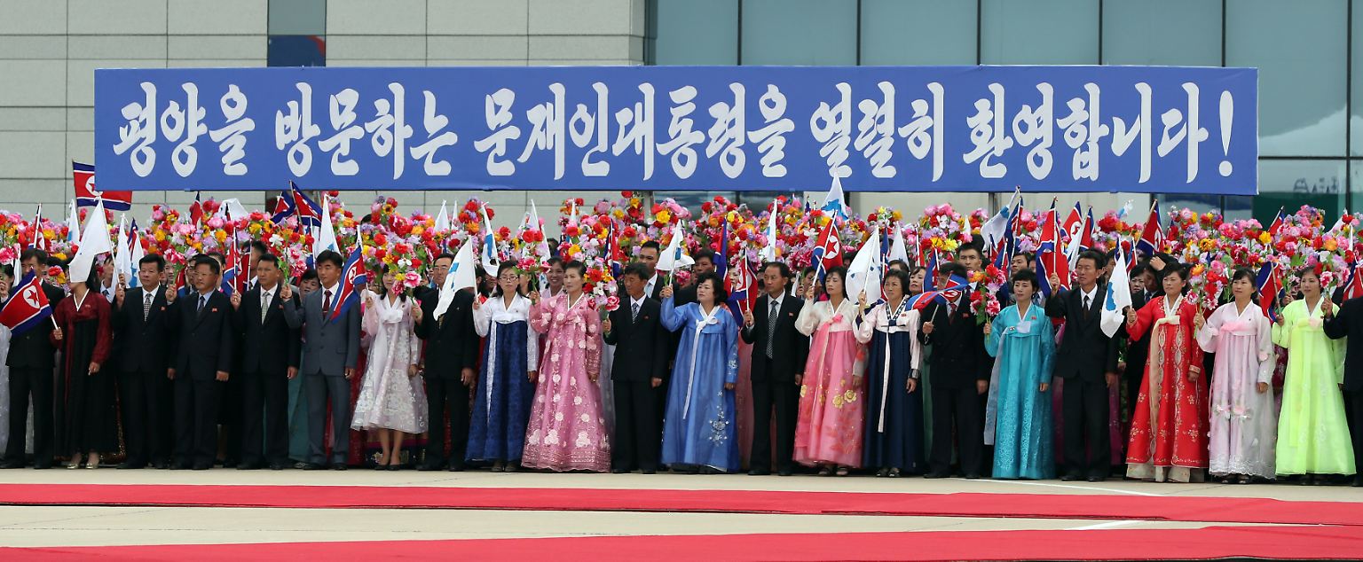 "Enthusiastisch heißen wir Präsident Moon Jae In zu seinem Besuch in Pjöngjang willkommen", steht auf dem Banner, mit dem Nordkorea den Staatschef des Südens am Flughafen der nordkoreanischen Hauptstadt begrüßt.  