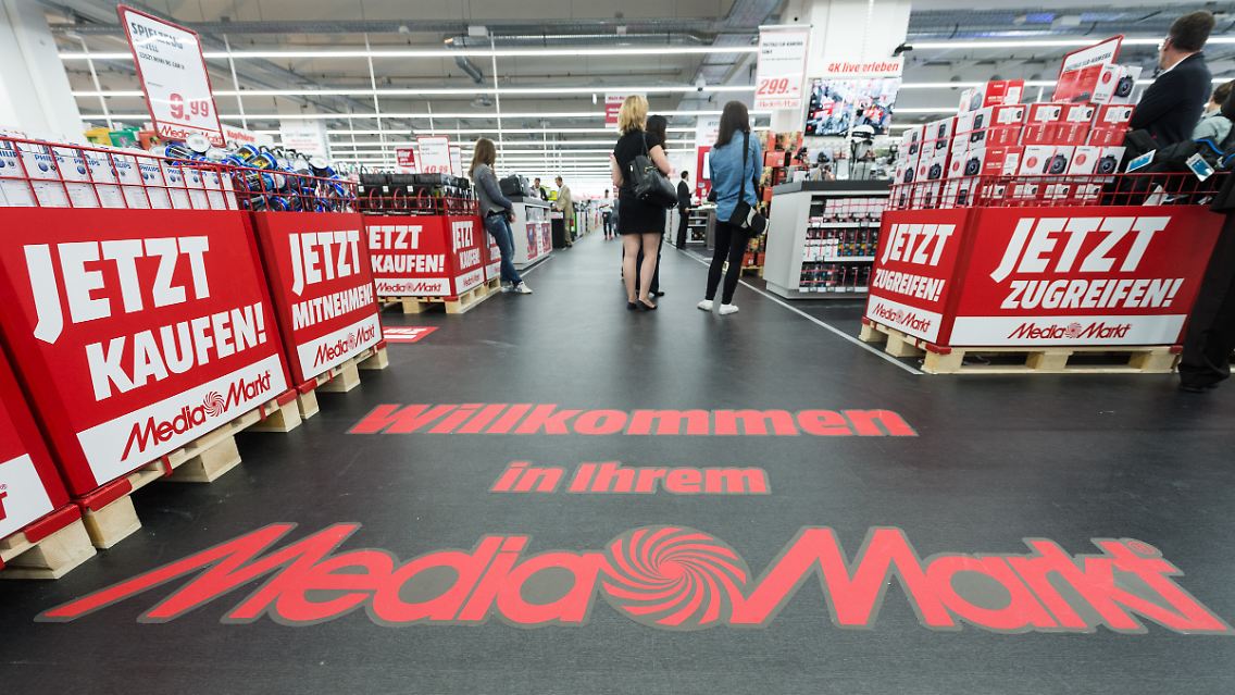 Bei Hitze dächten Menschen nicht ans Einkaufen, beklagt der Ceconomy-Chef.
