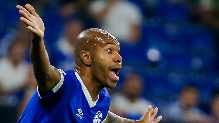 Waaaaas?! Elfmeter? Naldo, empört.