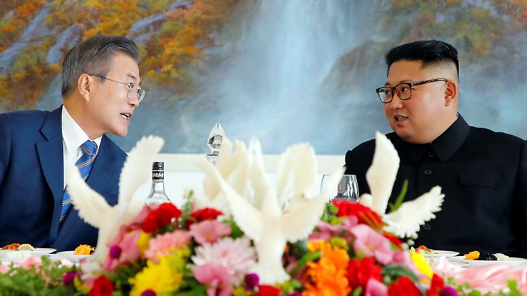 Die Staatschefs Süd- und Nordkoreas, Moon und Kim (v.l.), bei einem gemeinsamen Essen.