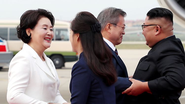 Herzlicher Empfang: Die Staatschefs und die First Ladys auf dem Flughafen von Pjöngjang.