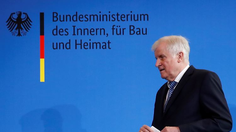 "Ich habe das nicht gebraucht." Seehofer erklärt die Personalverschiebungen im Ministerium.