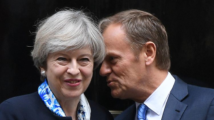 Theresa May und Donald Tusk sind sich in Sachen Brexit nicht wirklich einig.