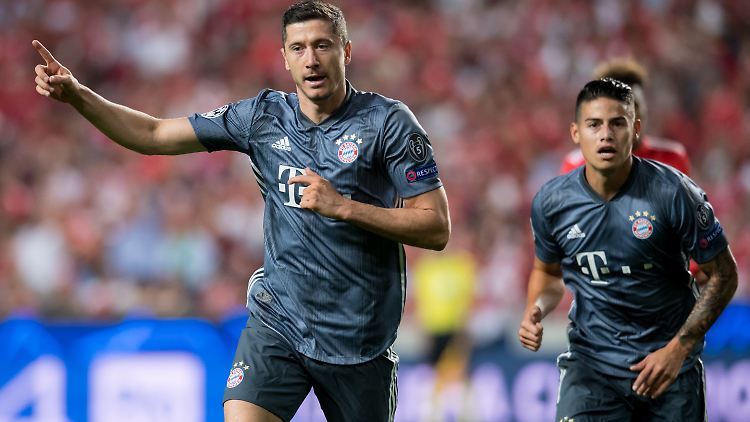 Lewandowski jubelt über seinen Treffer zum 1:0.